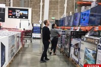 Vợ chồng Zuckerberg đi mua đồ ở Cosco ngày 13/12/2019 nhưng bức ảnh mới được TMZ chia sẻ đầu tháng 1/2020.