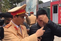 Chiến sĩ Đội CSGT số 7 tiến hành đo nồng độ cồn đối với người điều khiển xe máy tham gia giao thông nghi vừa sử dụng rượu, bia (Ảnh: Nguyễn Trường).