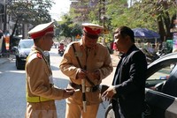 Lực lượng cảnh sát giao thông tỉnh Cà Mau kiểm tra nồng độ cồn của người tham gia giao thông (ảnh chụp đêm 5/1). (Ảnh: Huỳnh Thế Anh/TTXVN)