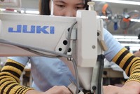 Nhiều doanh nghiệp dệt may Việt Nam có năng suất lao động bình quân thấp so với các nước trong khu vực.