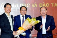 Ông Ngô Minh Hưng (giữa) tại lễ nhận quyết định chức Phó chánh Thanh tra Bộ GD-ĐT. Ảnh BỘ GD-ĐT.