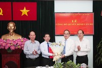 Đồng chí Nguyễn Thiện Nhân, Ủy viên Bộ Chính trị, Bí thư Thành ủy TP.HCM, trao quyết định bổ nhiệm Trưởng Ban Nội chính Thành ủy TP.HCM cho đồng chí Dương Ngọc Hải. Ảnh: Sài Gòn giải phóng.