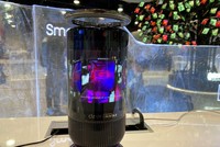 Mẫu loa được trang bị màn hình gập. Ảnh: CNET