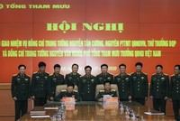 Trung tướng Nguyễn Tân Cương và Trung tướng Nguyễn Văn Nghĩa ký biên bản bàn giao. Ảnh BQP.