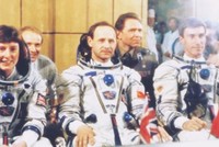 Helen Sharman (bìa trái) cùng hai phi hành gia là Anatoly Artsebarsky và Sergei Krikalev bay vào không gian vào năm 1991. Ảnh: BBC.