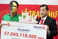 Anh V.S nhận giải sáng 10/1. Ảnh: Anh Tú.