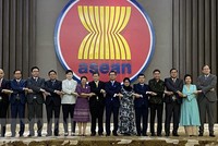 Các đại biểu tham dự cuộc họp chụp ảnh lưu niệm. (Ảnh : Hữu Chiến/TTXVN).