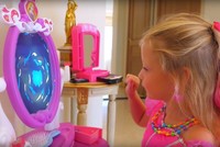 Bé Anastasia Radzinskaya.