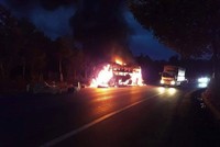 Ngọn lửa bùng phát, bao trùm toàn bộ chiếc xe. (Nguồn: baolamdong.vn).