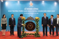 Nhà đầu tư Việt Nam đã bước đầu coi chứng khoán xanh như là một công cụ đầu tư mới
Trong ảnh: Bộ trưởng Bộ Tài chính Đinh Tiến Dũng đánh cồng khai trương phiên giao dịch đầu năm 2020.