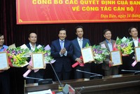 Bí thư Tỉnh ủy Điện Biên Trần Văn Sơn trao quyết định và chúc mừng các đồng chí được chỉ định chức vụ mới.