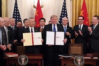Phó thủ tướng Trung Quốc Lưu Hạc và Tổng thống Donald Trump tại lễ ký thoả thuận thương mại giai đoạn 1. Ảnh: AFP.