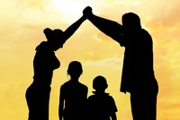 "Chơi game" hợp đồng lúc đầu ở quy mô nhỏ, nhưng 
3 năm trở lại đây trở thành hệ thống và chuyên nghiệp.