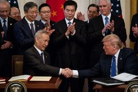 Phó thủ tướng Trung Quốc Lưu Hạc (ngồi bên trái) và Tổng thống Mỹ Donald Trump (ngồi bên phải) ký thỏa thuận thương mại "giai đoạn một" ngày 15/1 tại Nhà Trắng. Ảnh: New York Times.