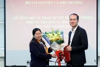 Thứ trưởng Nguyễn Thị Phương Hoa trao quyết định và chúc mừng đồng chí Nguyễn Văn Hùng.