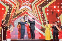 Ông Lê Trí Thông đại diện những doanh nhân trẻ Sao Đỏ 2019 rước đuốc từ doanh nhân Sao Đỏ thế hệ trước.