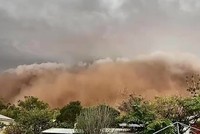 Bão bụi dày đặc 'nhấn chìm' ngôi làng nhỏ