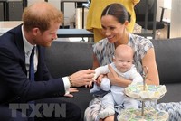 Hoàng tử Anh Harry (trái) và Công nương Meghan Markle (phải) cùng con trai trong chuyến thăm Cape Town, Nam Phi, ngày 25/9/2019. (Ảnh: AFP/TTXVN).
