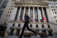 Một người đàn ông chạy ngang qua Sở giao dịch chứng khoán New York. Ảnh: Bloomberg.