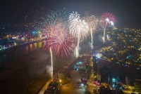 Màn bắn pháo hoa mừng giao thừa năm 2019 tại thành phố Lào Cai.