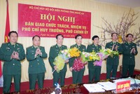 Lãnh đạo Bộ đội Biên phòng Nghệ An chúc mừng các đồng chí được bổ nhiệm chức vụ mới.
