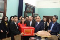 Thủ tướng tặng quà Tết cho cán bộ, nhân viên Khu Di tích Chủ tịch Hồ Chí Minh tại Phủ Chủ tịch. Ảnh: VGP/Quang Hiếu.