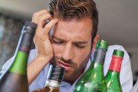 Uống nước ép lê, nghe nhạc, uống nước điện giải, bù nước, ăn trứng, uống mật ong... sẽ làm dịu cơn say rượu bia của bạn. Ảnh minh họa: Shutterstock