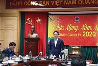 Phó Thủ tướng Vũ Đức Đam chủ trì cuộc họp khẩn của Bộ Y tế về phòng chống dịch viêm phổi cấp. (Ảnh: T.G/Vietnam+).