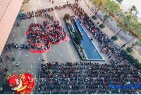 Ông Pony Ma Huateng phát lì xì cho nhân viên năm 2019.