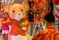 Một phụ nữ chụp ảnh tại cửa hàng trang trí mừng Tết Nguyên đán ở Thái Lan hôm nay. Ảnh: AFP.