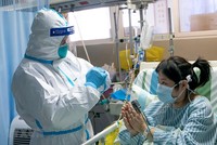 Nhân viên y tế điều trị cho bệnh nhân nhiễm virus corona tại bệnh viện thành phố Vũ Hán, tỉnh Hồ Bắc, Trung Quốc ngày 24/1 vừa qua. (Ảnh: THX/TTXVN).