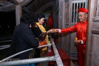 Người dân và du khách nhận lương năm 2019. (Ảnh: Minh Quyết/TTXVN).