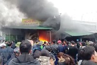 Hiện trường vụ cháy chợ Phủ Diễn. (Ảnh: TTXVN).