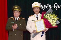 Thượng tướng Nguyễn Văn Thành trao quyết định và tặng hoa chúc mừng Đại tá Phạm Kim Đĩnh được bổ nhiệm làm Giám đốc Công an Tuyên Quang.