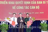 Bí thư Tỉnh ủy Bạc Liêu Nguyễn Quang Dương trao quyết định và chúc mừng đồng chí Huỳnh Hữu Trí, Đỗ Minh Đẩu.