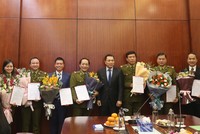 Thứ trưởng Đặng Hoàng An trao quyết định và chúc mừng các cán bộ được điều động, bổ nhiệm.