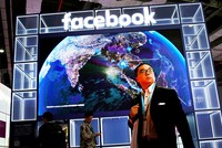 Facebook mạnh tay xóa tin giả mạo về virus corona. (Ảnh: Reuters).