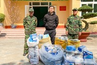 Quynh cùng số khẩu trang bị bắt giữ. Ảnh: Hữu Việt.