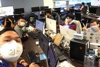 Nhân viên một công ty công nghệ tại Duy Tân được yêu cầu đeo khẩu trang khi làm việc. Ảnh: Đức Anh.