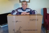 Ông Tony Harding chụp ảnh cùng món hàng "bất đắc dĩ" mình nhận được.