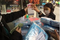 Khẩu trang, nước rửa tay khô và máy đo thân nhiệt là những sản phẩm "hot " nhất hiện nay. Ảnh: internet.