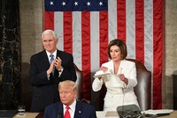 Bà Pelosi cũng như nhiều nghị sĩ đảng Dân chủ tỏ thái độ không hài lòng với Thông điệp Liên bang của Tổng thống Trump. Ảnh: AFP.