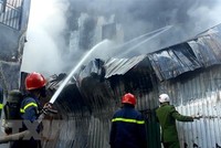 Lực lượng cứu hỏa nỗ lực khống chế đám cháy. Ảnh minh họa. (Ảnh: Tường Vi/TTXVN).
