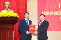Bí thư Tỉnh ủy Quảng Ninh Nguyễn Xuân Ký trao quyết định cho đồng chí Vũ Văn Diện.