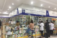 Tất cả các quầy thuốc tại Hapulico đã gỡ biển "Không bán khẩu trang, nước rửa tay, xin miễn hỏi". (Ảnh: PV/Vietnam+).