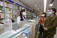 Lực lượng chức năng thị sát, kiểm tra, tuyên truyền các cửa hàng kinh doanh thuốc, dụng cụ y tế tại Trung tâm phân phối thuốc Hapulico, Thanh Xuân, Hà Nội. (Ảnh: Trần Việt/TTXVN).