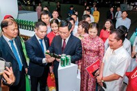 Phó Thủ tướng Chính Phủ Vương Đình Huệ tham quan gian hàng của Habeco tại Hội nghị tổng kết 10 năm thực hiện Cuộc vận động “Người Việt Nam ưu tiên dùng hàng Việt Nam” ngành công thương.