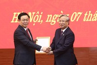 Thường trực Ban Bí thư Trần Quốc Vượng trao Quyết định của Bộ Chính trị phân công Phó Thủ tướng Vương Đình Huệ làm Bí thư Thành ủy Hà Nội nhiệm kỳ 2015-2020.