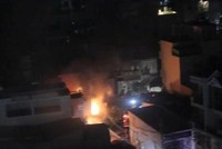 Nhà trong hẻm bốc cháy lúc nửa đêm khiến nhiều người hoảng loạn