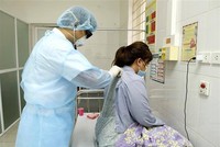 Điều trị cho bệnh nhân nghi nhiễm virus corona (Nguồn: TTXVN/Vietnam+).